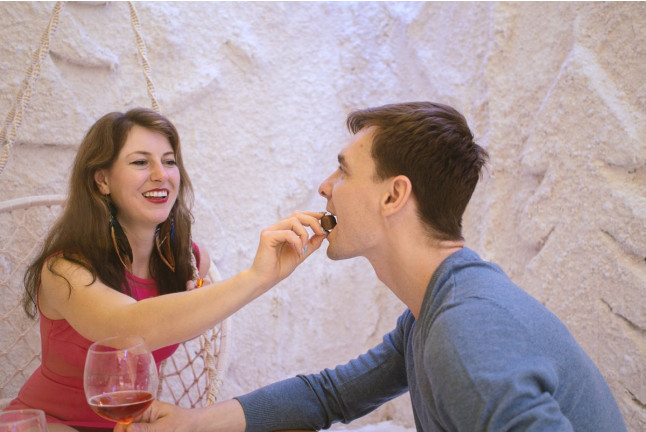 Experiencia romántica: Masaje y Acceso Privado a Cueva de Sal con Botella de Vino o Cava para dos en SalSana (Barcelona)