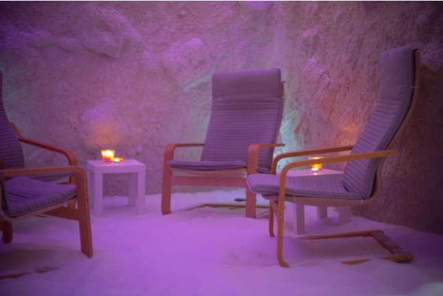 Experiencia romántica: Masaje y Acceso Privado a Cueva de Sal con Botella de Vino o Cava para dos en SalSana (Barcelona)