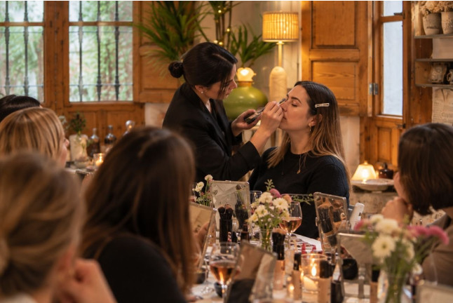 Taller de Maquillaje con Vino y Picoteo (Sevilla)