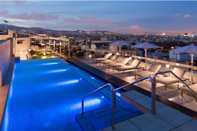 Day Pass: Acceso a Piscina en Rooftop, Cama Balinesa y Zona Solárium con Frutas y Champagne en InterContinental Barcelona 5* (Barcelona)