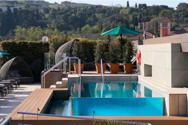 Day Pass: Acceso a Piscina en Rooftop, Cama Balinesa y Zona Solárium con Frutas y Champagne en InterContinental Barcelona 5* (Barcelona)