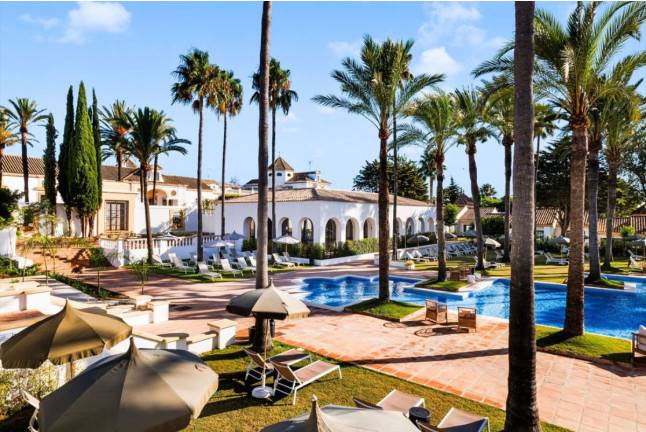 Day Pass: Acceso a Piscina, Hamaca, Crédito Gastronómico y Brocheta de frutas en Inmood San Roque 4* (San Roque, Cádiz)