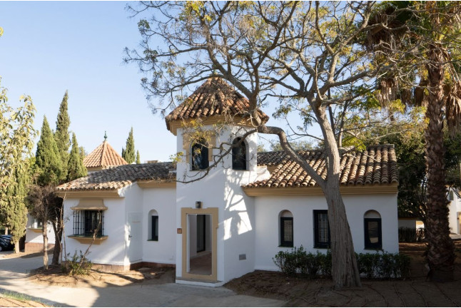 Day Pass: Acceso a Piscina, Hamaca, Crédito Gastronómico y Brocheta de frutas en Inmood San Roque 4* (San Roque, Cádiz)