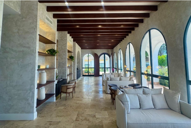 Day Pass: Acceso a Piscina, Hamaca, Crédito Gastronómico y Brocheta de frutas en Inmood San Roque 4* (San Roque, Cádiz)