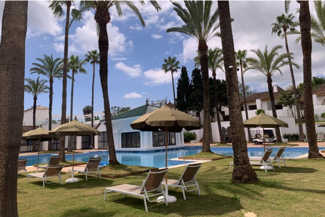 Day Pass: Acceso a Piscina, Hamaca, Crédito Gastronómico y Brocheta de frutas en Inmood San Roque 4* (San Roque, Cádiz)
