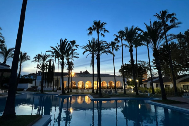 Day Pass: Acceso a Piscina, Hamaca, Crédito Gastronómico y Brocheta de frutas en Inmood San Roque 4* (San Roque, Cádiz)