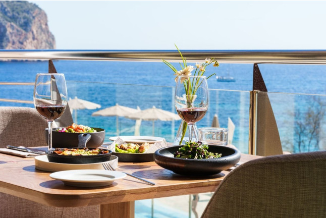 Day Pass con Almuerzo, Spa y Vistas al Mar en Bahía Suites Camp de Mar 4* (Camp de Mar, Mallorca)