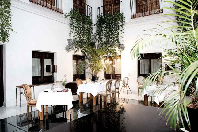 Day Pass de Verano: Circuito Spa, Acceso a la Piscina y Comida para dos en Hospes Palacio del Bailío 5* (Córdoba)