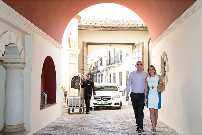 Day Pass de Verano: Circuito Spa, Acceso a la Piscina y Comida para dos en Hospes Palacio del Bailío 5* (Córdoba)