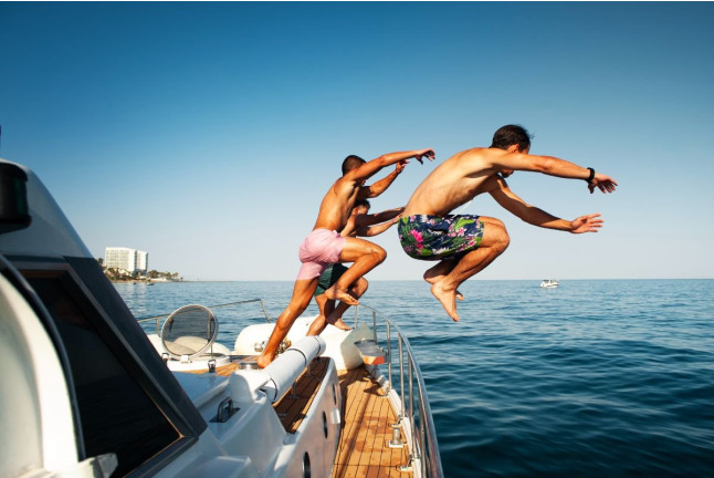 Paseo en Barco con Avistamiento de Delfines, Snorkel y Bebidas (Benalmádena, Málaga)
