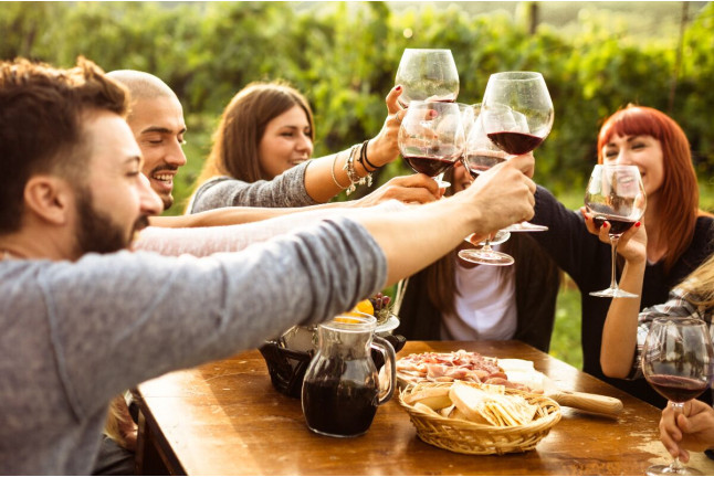 Viñas con Historia: Visita Enoturística a DO Pla del Bages con Cata de Vinos y Degustación de Embutidos y Quesos para dos (Barcelona)