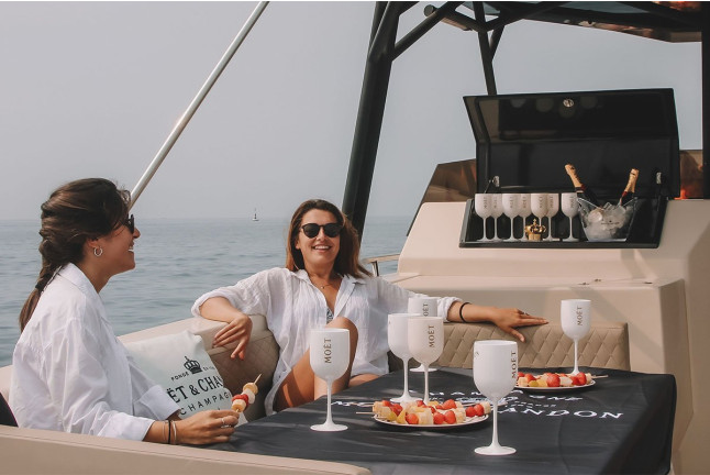 Paseo en Catamarán con Cena Romántica y Noche a Bordo para dos (Barcelona)