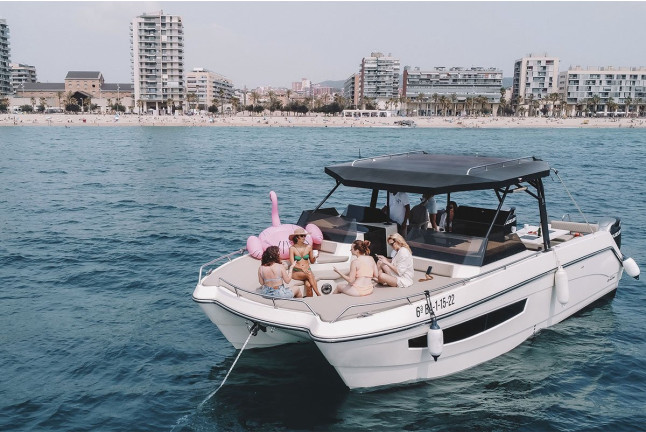 Paseo en Catamarán con Cena Romántica y Noche a Bordo para dos (Barcelona)