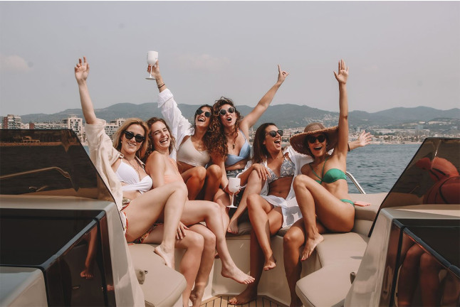 Paseo en Catamarán con Cena Romántica y Noche a Bordo para dos (Barcelona)