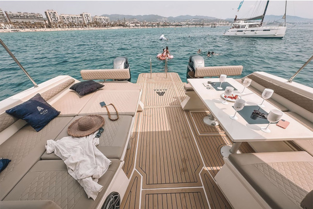Paseo en Catamarán con Cena Romántica y Noche a Bordo para dos (Barcelona)
