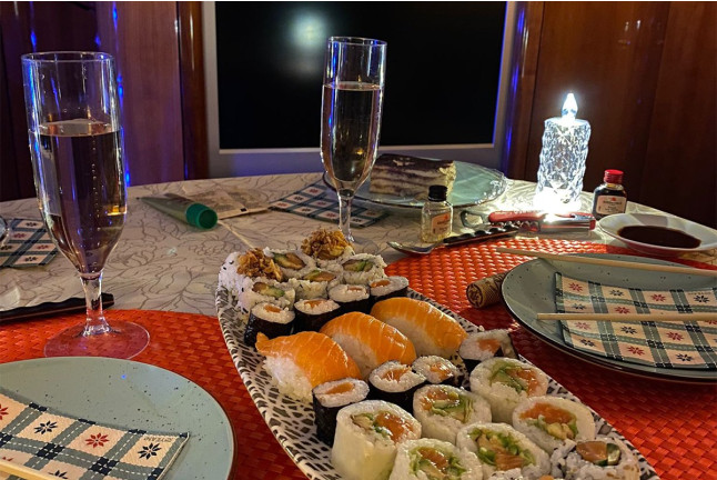 Paseo en Catamarán con Cena Romántica y Noche a Bordo para dos (Barcelona)