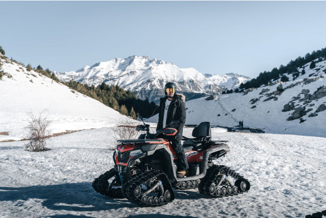Escapada Dormir en la Nieve: Cena, Noche, Desayuno, Moto de Nieve, Raquetas de nieve y Construcción de Iglús para dos (Huesca)