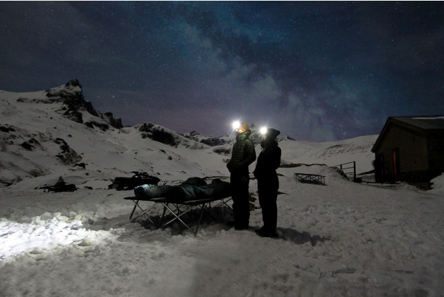 Escapada Dormir en la Nieve: Cena, Noche, Desayuno, Moto de Nieve, Raquetas de nieve y Construcción de Iglús para dos (Huesca)