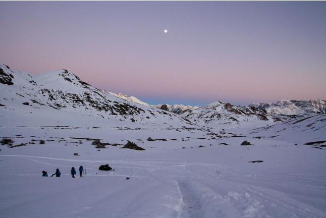 Escapada Dormir en la Nieve: Cena, Noche, Desayuno, Moto de Nieve, Raquetas de nieve y Construcción de Iglús para dos (Huesca)