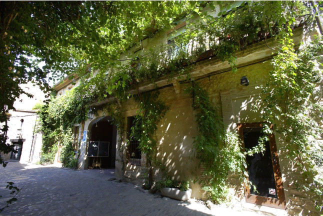 Escapada con Desayuno en El Cau del Papibou (Peratallada, Girona)