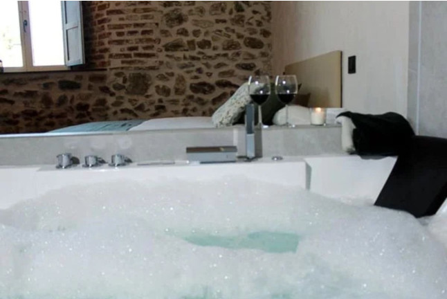 Escapada en Habitación Doble con Jacuzzi y Desayuno en El Esquileo (Buitrago del Lozoya, Madrid)