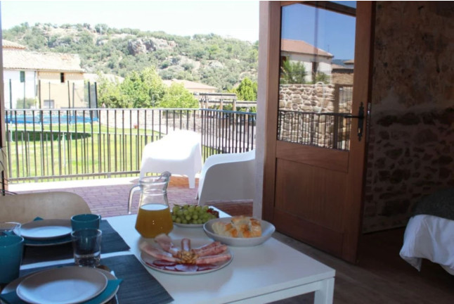 Escapada en Habitación Doble con Jacuzzi y Desayuno en El Esquileo (Buitrago del Lozoya, Madrid)