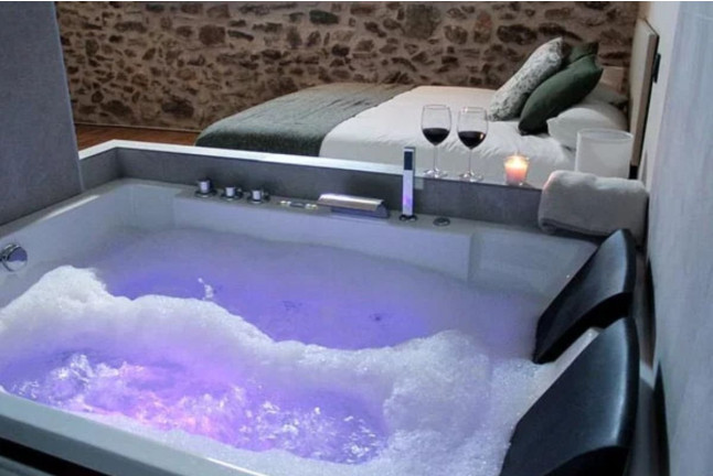 Escapada en Habitación Doble con Jacuzzi y Desayuno en El Esquileo (Buitrago del Lozoya, Madrid)