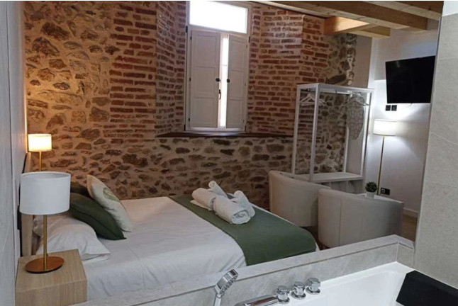 Escapada en Habitación Doble con Jacuzzi y Desayuno en El Esquileo (Buitrago del Lozoya, Madrid)