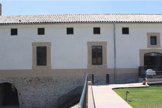 Escapada en Habitación Doble con Jacuzzi y Desayuno en El Esquileo (Buitrago del Lozoya, Madrid)