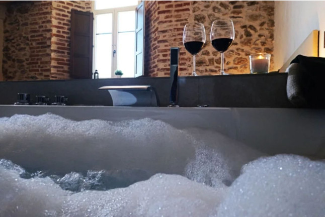 Escapada en Habitación Doble con Jacuzzi y Desayuno en El Esquileo (Buitrago del Lozoya, Madrid)