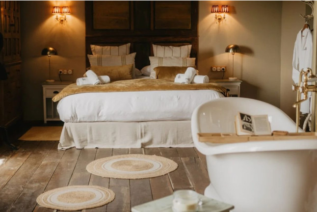Escapada con Desayuno y Bañera en Suite Romaní en Mas el Mir (Girona)