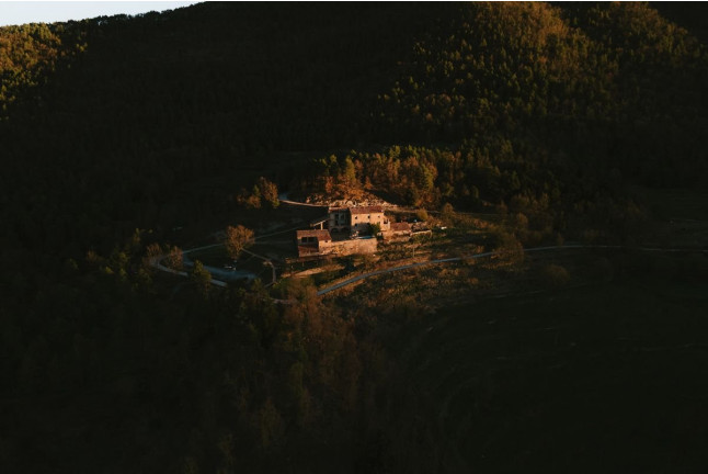 Escapada con Desayuno y Bañera en Suite Romaní en Mas el Mir (Girona)