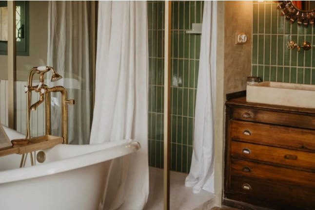 Escapada con Desayuno y Bañera en Suite Romaní en Mas el Mir (Girona)