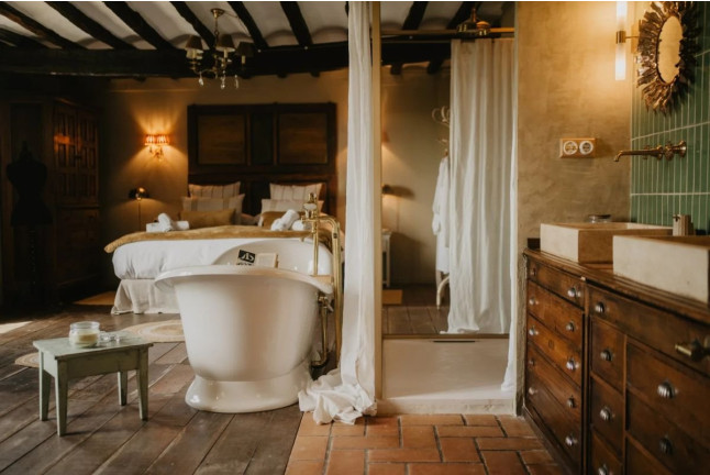 Escapada con Desayuno y Bañera en Suite Romaní en Mas el Mir (Girona)