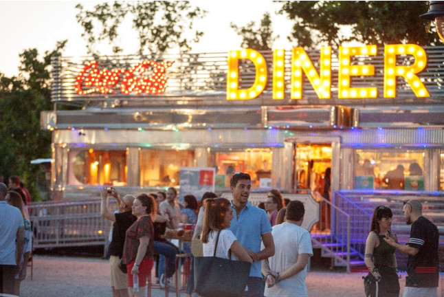 Food, Music & Cinema: Entradas para dos con Comida y Bebida al Autocine Madrid (Madrid)