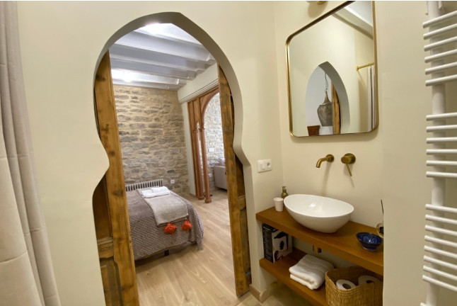 Escapada Romántica de 1 o 2 Noches con Botella de Vino en Alfovar Villa (Villalobar de Rioja, La Rioja)