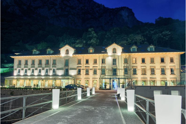 Escapada con Spa en Balneario la Hermida 4* y Visita a Bodega con Cata para dos (Cantabria)