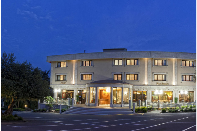 Escapada de 2 noches en Suite Junior con Bañera Hidromasaje, Cava, Bombones y Cena en Hotel Os Olivos 3*S (A Coruña)