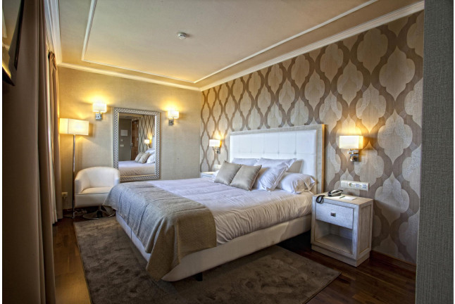 Escapada de 2 noches en Suite Junior con Bañera Hidromasaje, Cava, Bombones y Cena en Hotel Os Olivos 3*S (A Coruña)