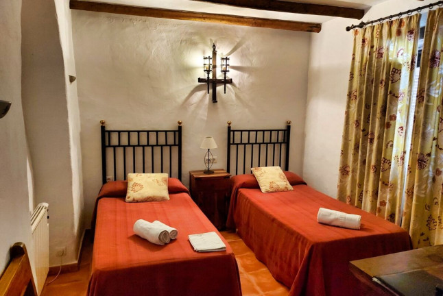 Escapada a La Posada La Plaza con Visita a Bodegas Almijara (Málaga)