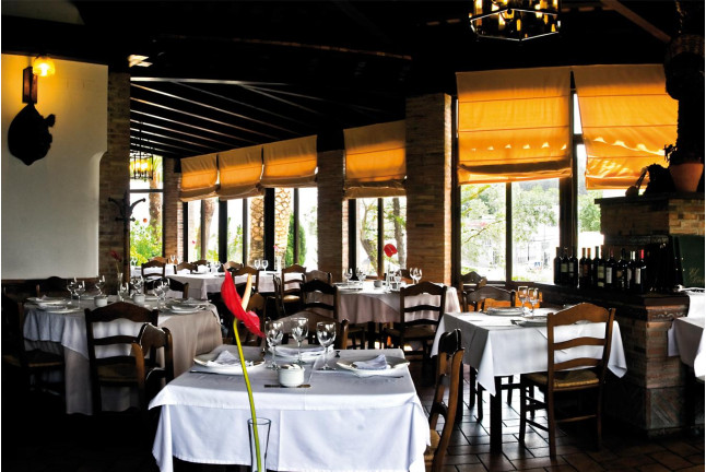 Escapada con Cena en Hotel Restaurante Estrella Michelín y Visita a Bodega con Cata para dos (Cádiz)