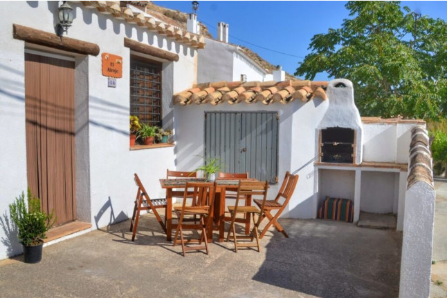 Escapada con Cena en Casa Rural El Atroje y Visita a Viñedos y Bodega Vera de Estenas con Cata y Aperitivos para dos (Cuenca / Valencia)