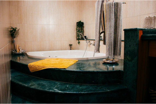 Escapada de Aventura: 2 noches con desayuno, Kayak o Multiaventura y Jacuzzi (Tarragona) 
