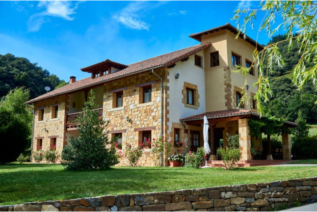 Escapada de Fin de Semana con Bañera Hidromasaje y Visita a Bodega en Posada el Hoyal (Pesaguero, Cantabria)