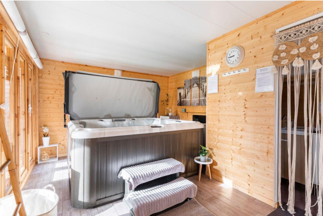 Escapada con Spa Privado, Cava y Aperitivos en Bulle d'Eden (Bayona, Francia)