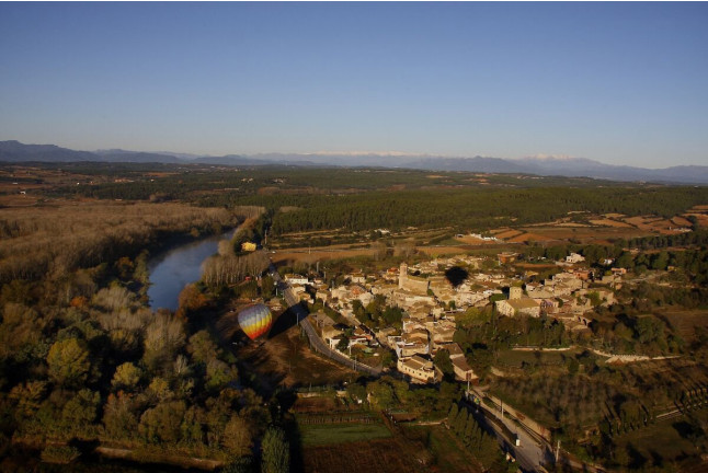 Escapada Romántica con Cena en Hotel Santa Anna 3* y Vuelo en Globo con Cava, Zumos, Bizcocho de Almendras y Fotos (Girona)