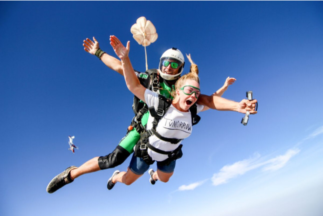 Escapada en Hotel Mas de la Sala 4* y Salto Tándem en Paracaídas (Barcelona)