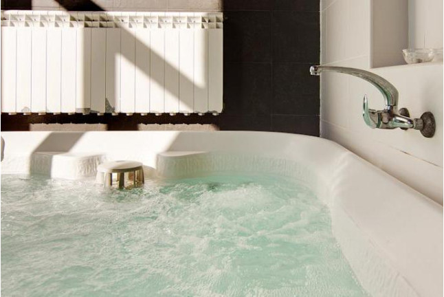Escapada con Jacuzzi Privado, Cena y Paseo en Globo con Almuerzo y Cava Riojano (La Rioja)