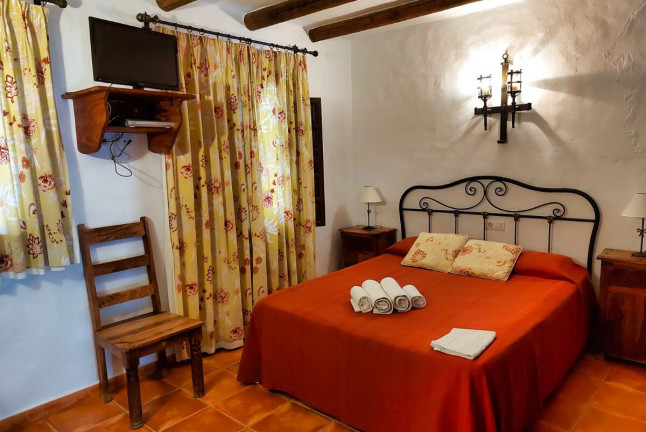 Escapada con Desayuno en La Posada La Plaza (Canillas de Albaida, Málaga)