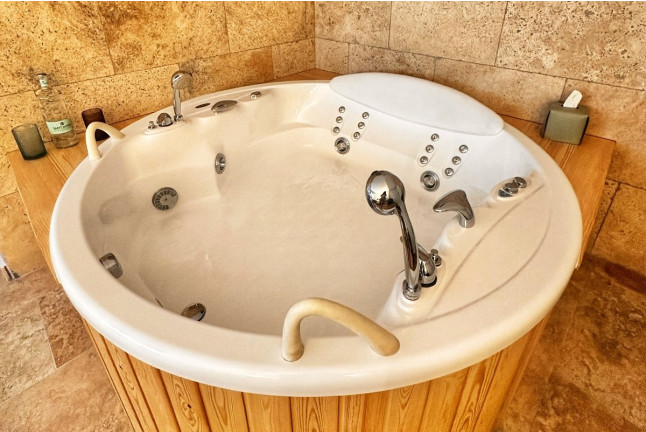 Escapada Romántica Alt Empordà: Habitación Junior Suite con Jacuzzi Privado en Hotel Boutique Comptal Empúries (Girona)
